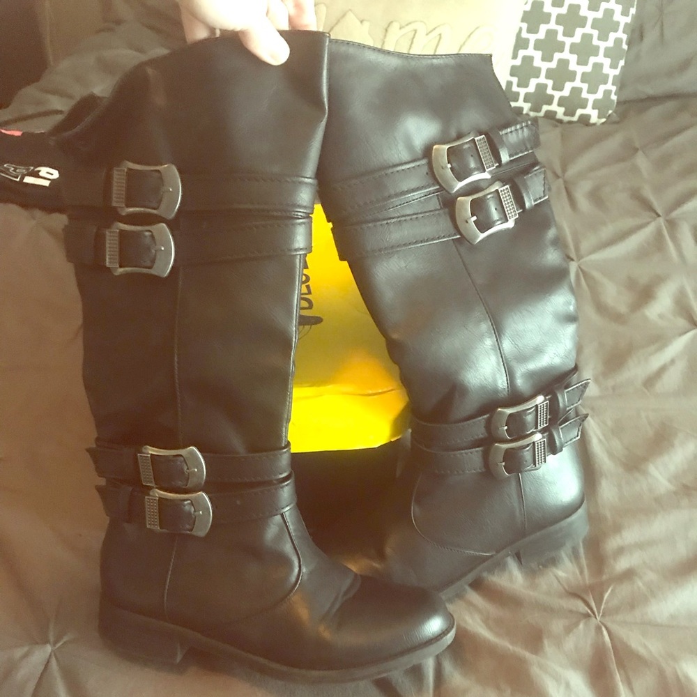 Womans tall black boots